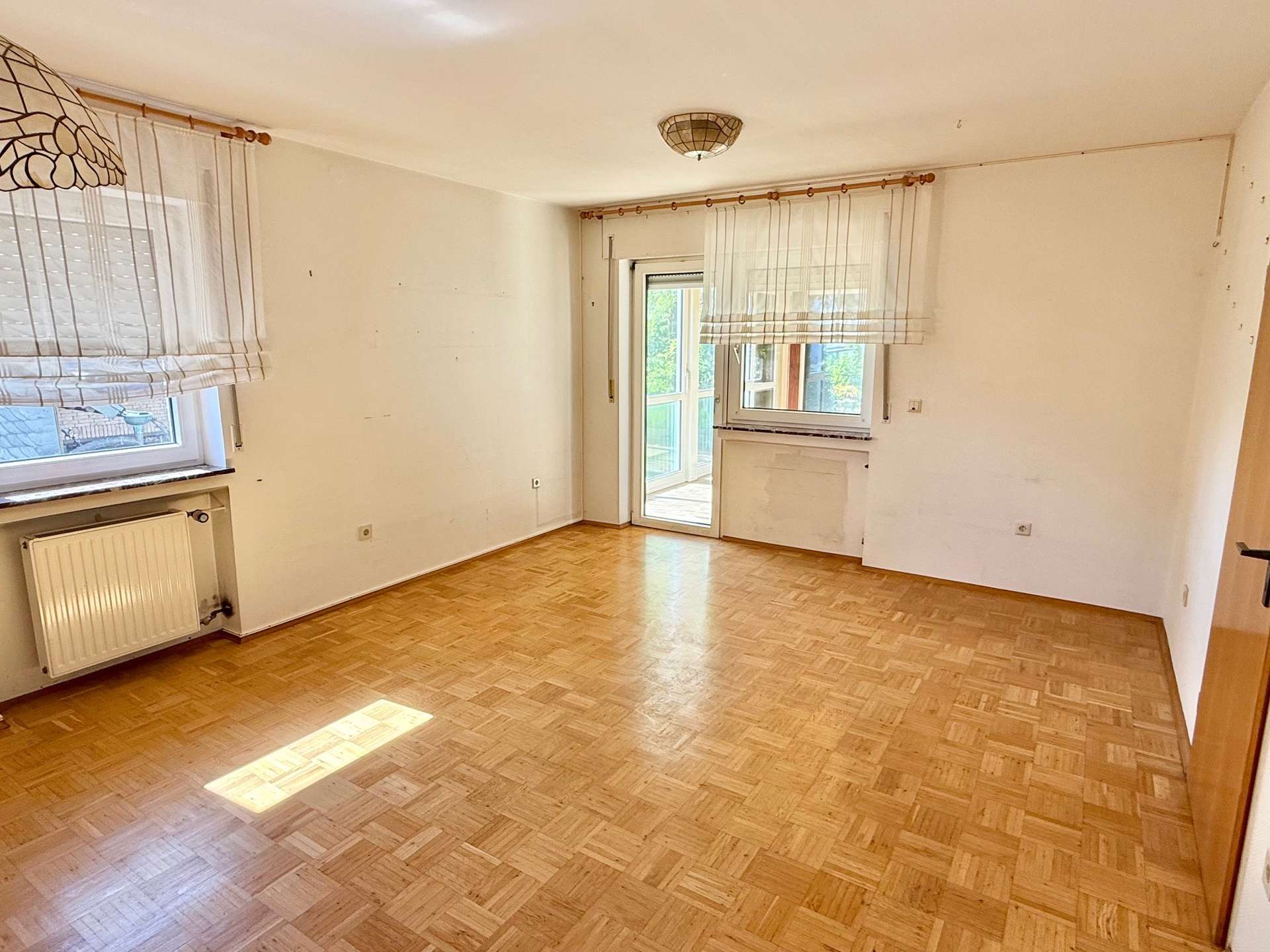 TOP LAGE, VIEL PLATZ, 2 GARAGEN, WINTERGARTEN UND PV-ANLAGE !!!